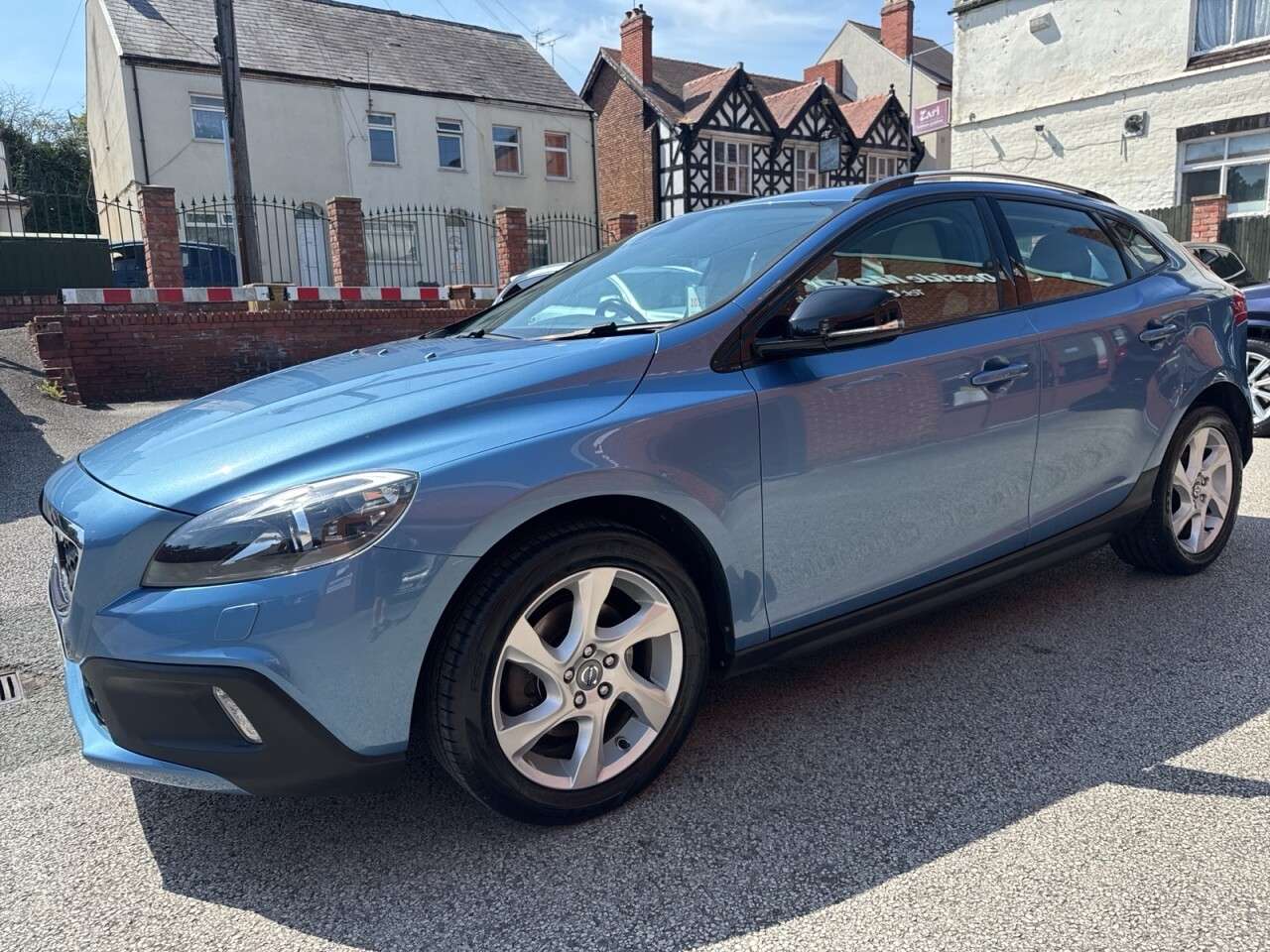 A 2014 VOLVO V40 CROSS COUNTRY 1.6 D2 Lux Hatchback 5dr Diesel Powershift Euro 5 (s/s) (115 ps) A 2014 VOLVO V40 CROSS COUNTRY 1.6 D2 Lux Hatchback 5dr Diesel Powershift Euro 5 (s/s) (115 ps)