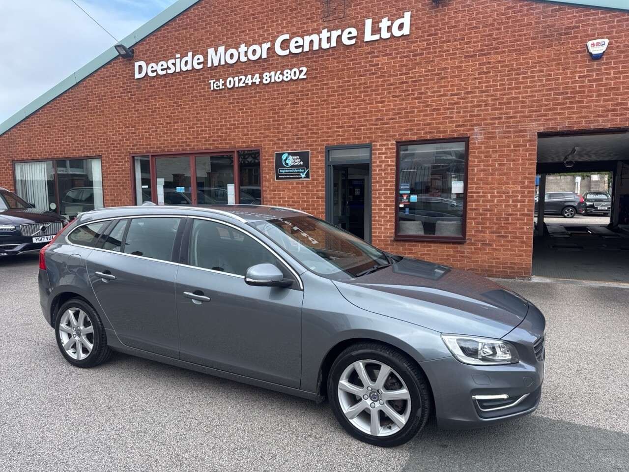 A 2017 VOLVO V60 2.0 T4 SE Lux Nav Estate 5dr Petrol Auto Euro 6 (s/s) (190 ps) Rear parking A 2017 VOLVO V60 2.0 T4 SE Lux Nav Estate 5dr Petrol Auto Euro 6 (s/s) (190 ps) Rear parking