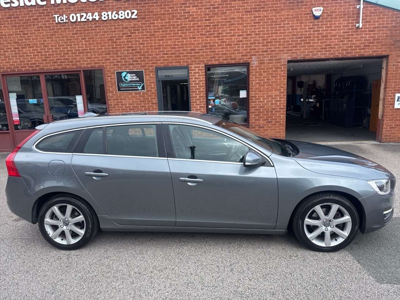 A 2017 VOLVO V60 2.0 T4 SE Lux Nav Estate 5dr Petrol Auto Euro 6 (s/s) (190 ps) Rear parking A 2017 VOLVO V60 2.0 T4 SE Lux Nav Estate 5dr Petrol Auto Euro 6 (s/s) (190 ps) Rear parking
