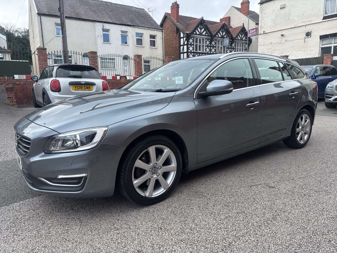 A 2017 VOLVO V60 2.0 T4 SE Lux Nav Estate 5dr Petrol Auto Euro 6 (s/s) (190 ps) Rear parking A 2017 VOLVO V60 2.0 T4 SE Lux Nav Estate 5dr Petrol Auto Euro 6 (s/s) (190 ps) Rear parking