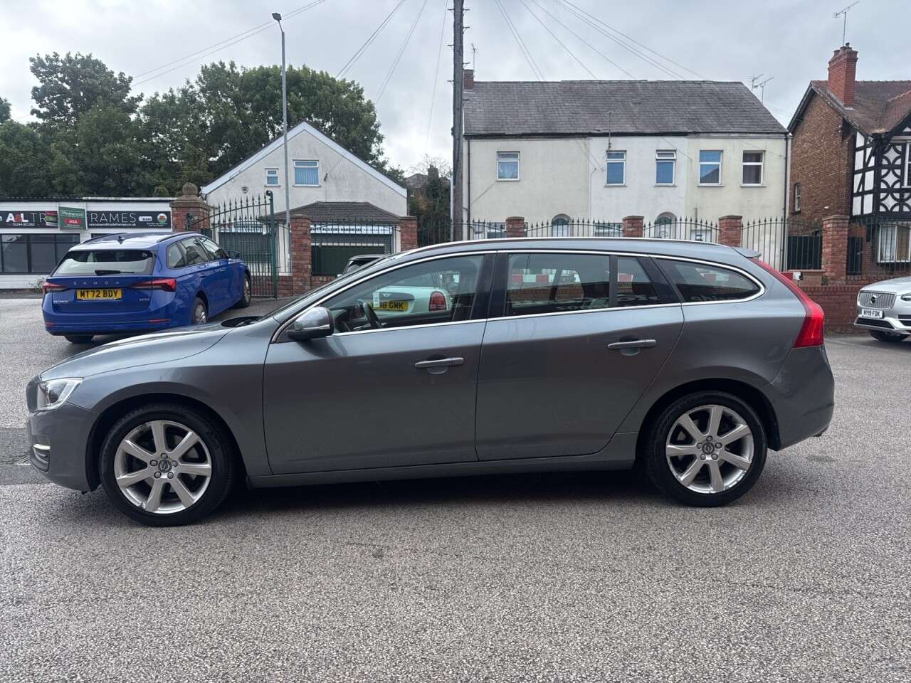 2017 VOLVO V60 2017 VOLVO V60