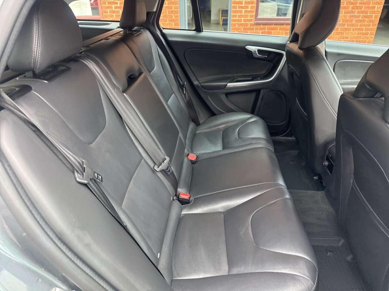 2017 VOLVO V60 2017 VOLVO V60
