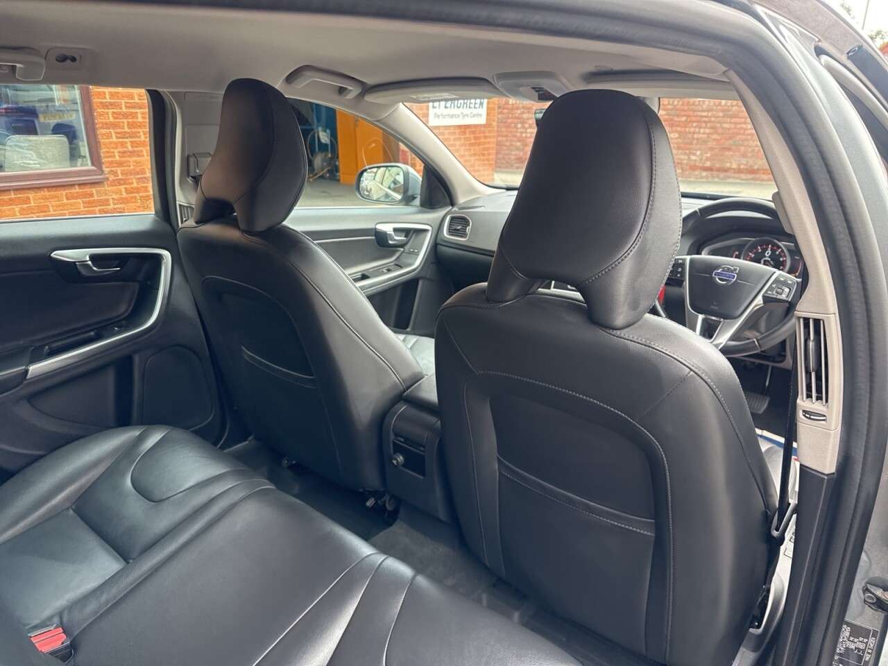 2017 VOLVO V60 2017 VOLVO V60