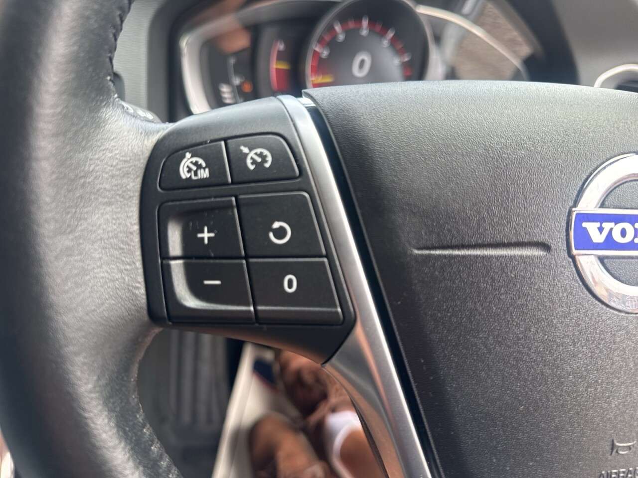 2017 VOLVO V60 2017 VOLVO V60