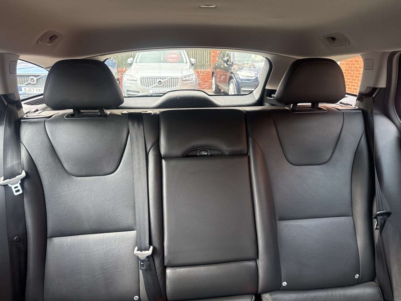 2017 VOLVO V60 2017 VOLVO V60