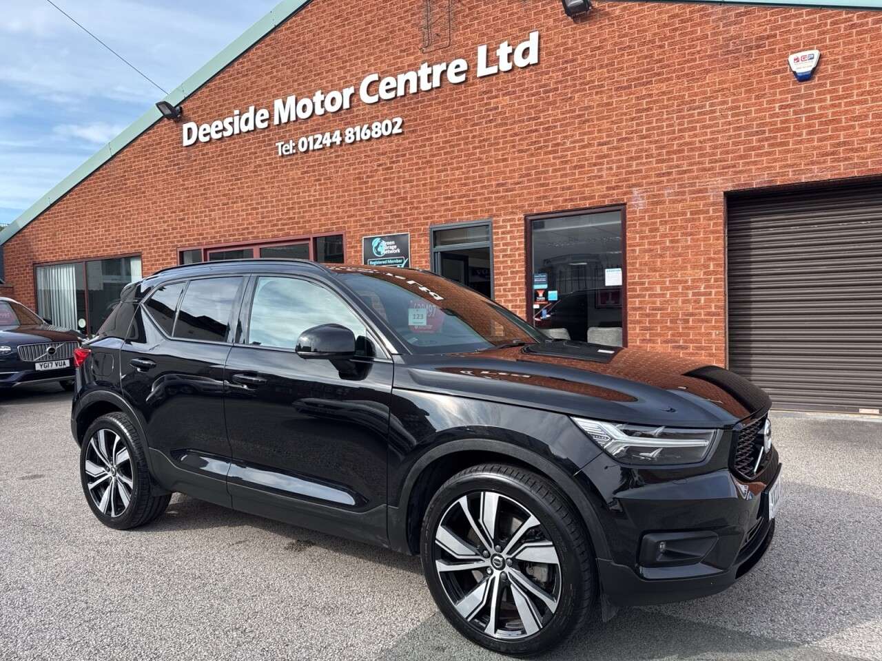 A 2022 VOLVO XC40 1.5h T5 Recharge 10.7kWh Ultimate Dark SUV 5dr Petrol Plug-in Hybrid Auto E A 2022 VOLVO XC40 1.5h T5 Recharge 10.7kWh Ultimate Dark SUV 5dr Petrol Plug-in Hybrid Auto E