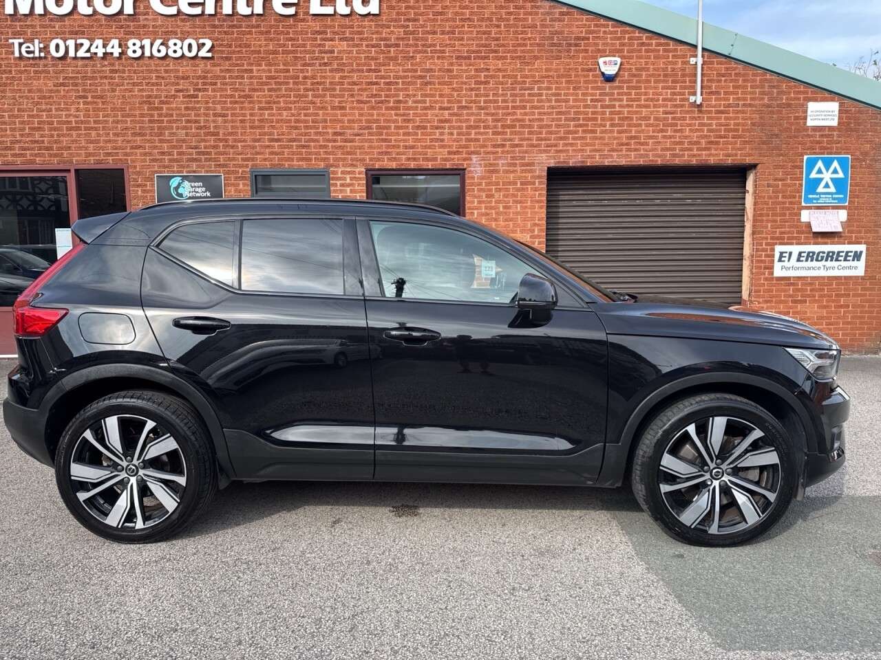 A 2022 VOLVO XC40 1.5h T5 Recharge 10.7kWh Ultimate Dark SUV 5dr Petrol Plug-in Hybrid Auto E A 2022 VOLVO XC40 1.5h T5 Recharge 10.7kWh Ultimate Dark SUV 5dr Petrol Plug-in Hybrid Auto E