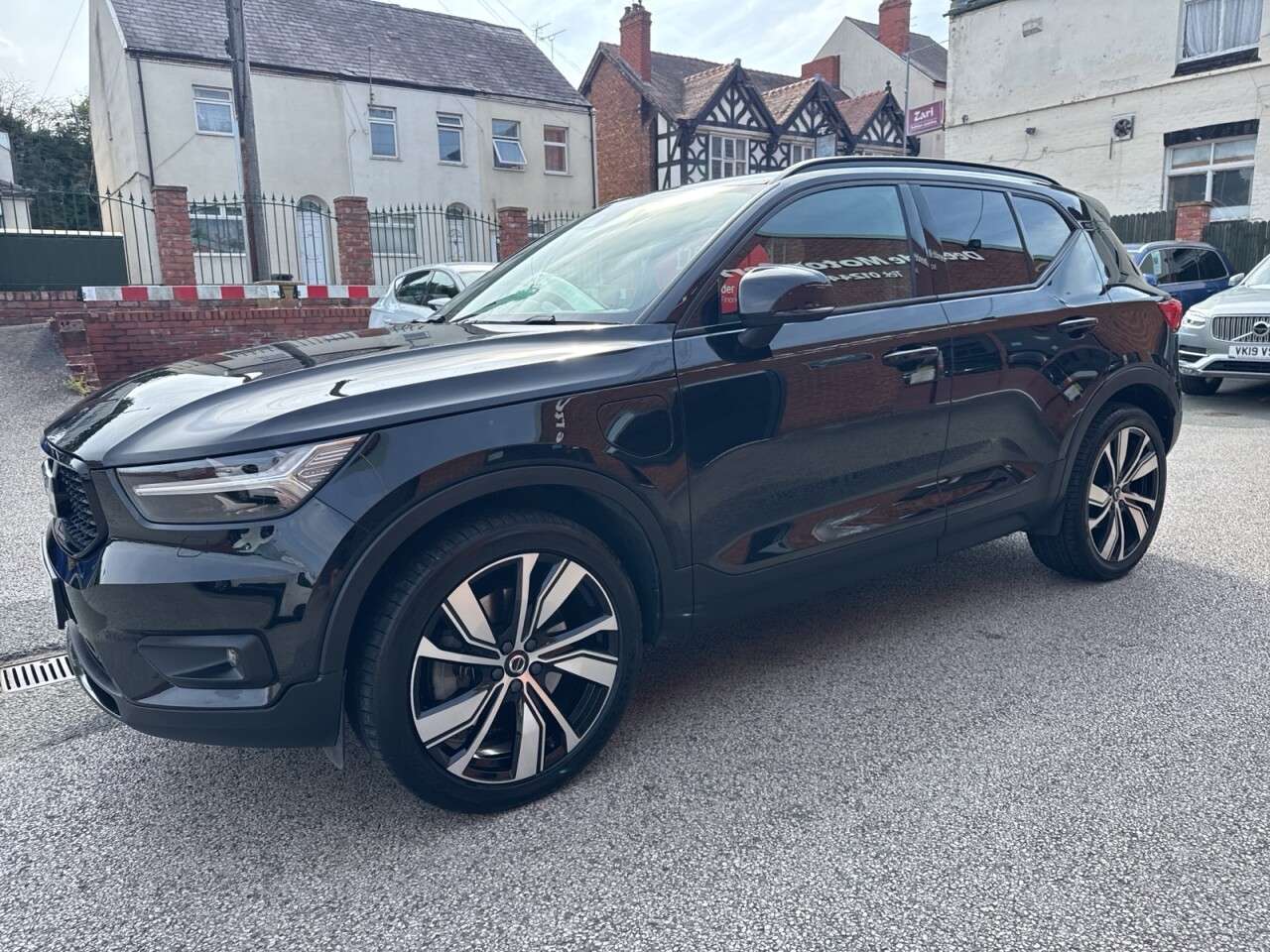 A 2022 VOLVO XC40 1.5h T5 Recharge 10.7kWh Ultimate Dark SUV 5dr Petrol Plug-in Hybrid Auto E A 2022 VOLVO XC40 1.5h T5 Recharge 10.7kWh Ultimate Dark SUV 5dr Petrol Plug-in Hybrid Auto E