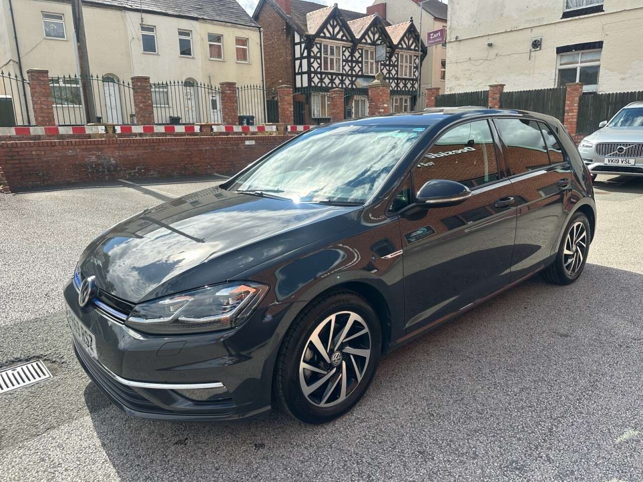 A 2020 VOLKSWAGEN GOLF 1.5 TSI EVO Match Edition Hatchback 5dr Petrol Manual Euro 6 (s/s) (130 ps) A 2020 VOLKSWAGEN GOLF 1.5 TSI EVO Match Edition Hatchback 5dr Petrol Manual Euro 6 (s/s) (130 ps)
