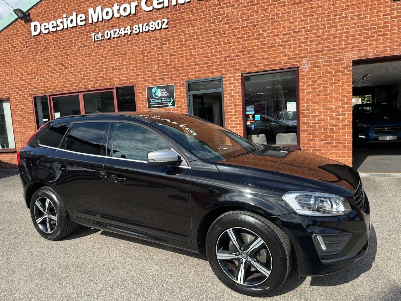 A 2017 VOLVO XC60 2.0 D4 R-Design Nav SUV 5dr Diesel Manual Euro 6 (s/s) (190 ps) Front and r A 2017 VOLVO XC60 2.0 D4 R-Design Nav SUV 5dr Diesel Manual Euro 6 (s/s) (190 ps) Front and r