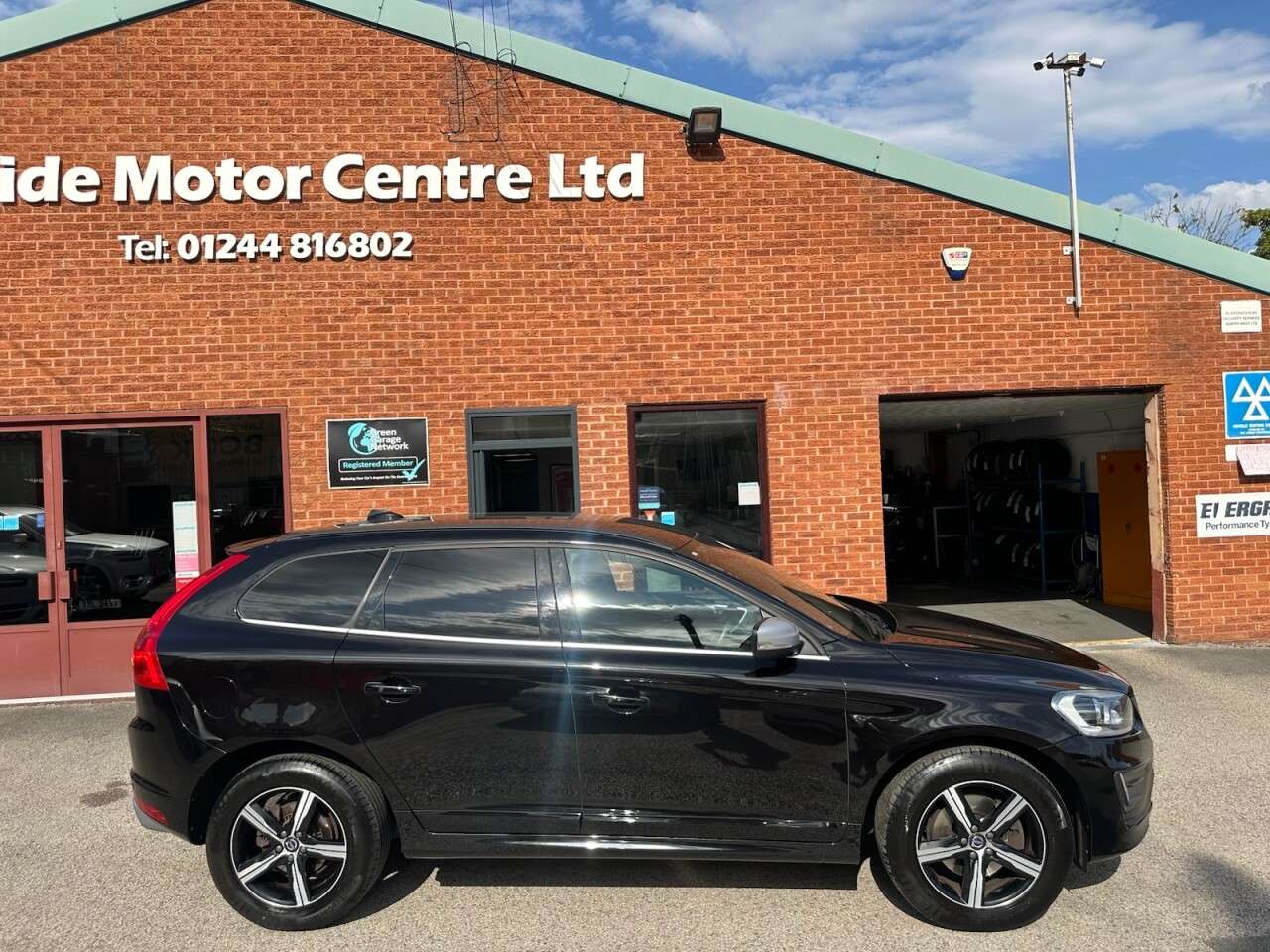 A 2017 VOLVO XC60 2.0 D4 R-Design Nav SUV 5dr Diesel Manual Euro 6 (s/s) (190 ps) Front and r A 2017 VOLVO XC60 2.0 D4 R-Design Nav SUV 5dr Diesel Manual Euro 6 (s/s) (190 ps) Front and r