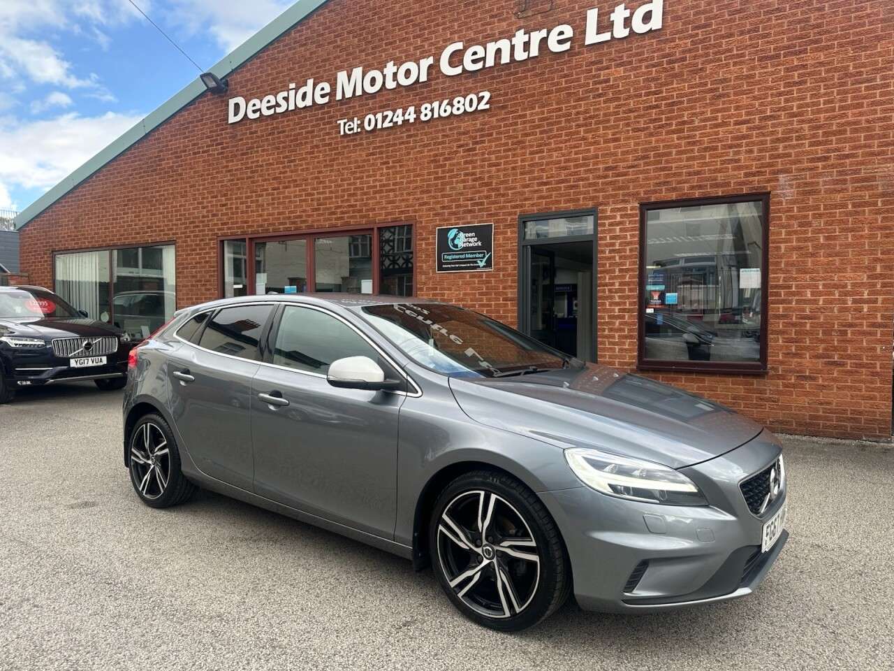 2017 VOLVO V40 2017 VOLVO V40