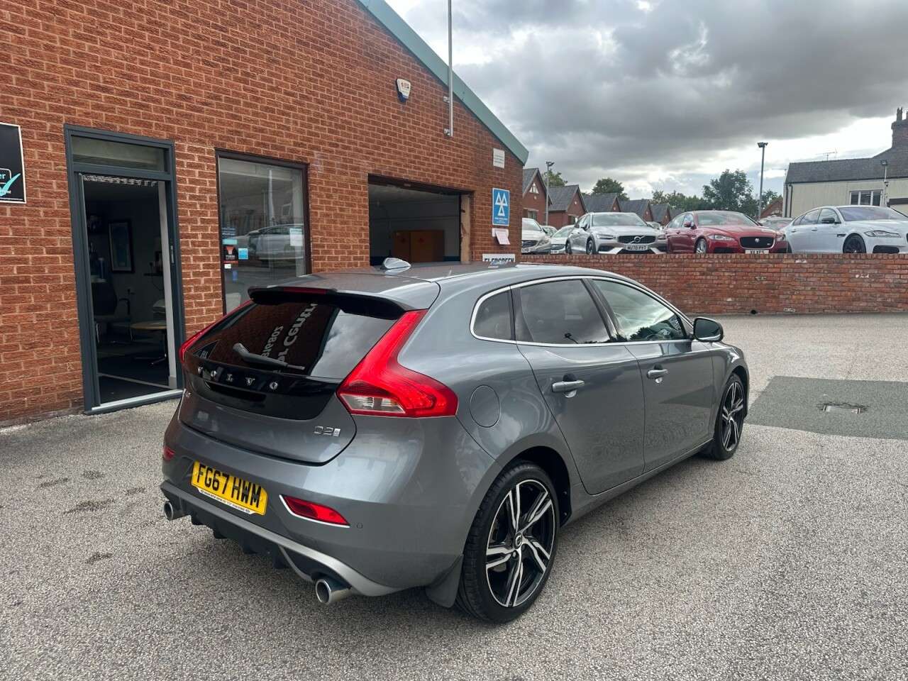 2017 VOLVO V40 2017 VOLVO V40
