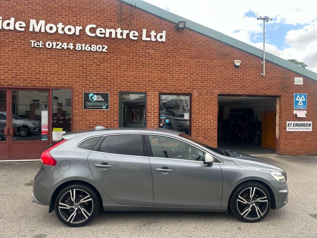 A 2017 VOLVO V40 2.0 D2 R-Design Pro Hatchback 5dr Diesel Manual Euro 6 (s/s) (120 ps) Rear A 2017 VOLVO V40 2.0 D2 R-Design Pro Hatchback 5dr Diesel Manual Euro 6 (s/s) (120 ps) Rear