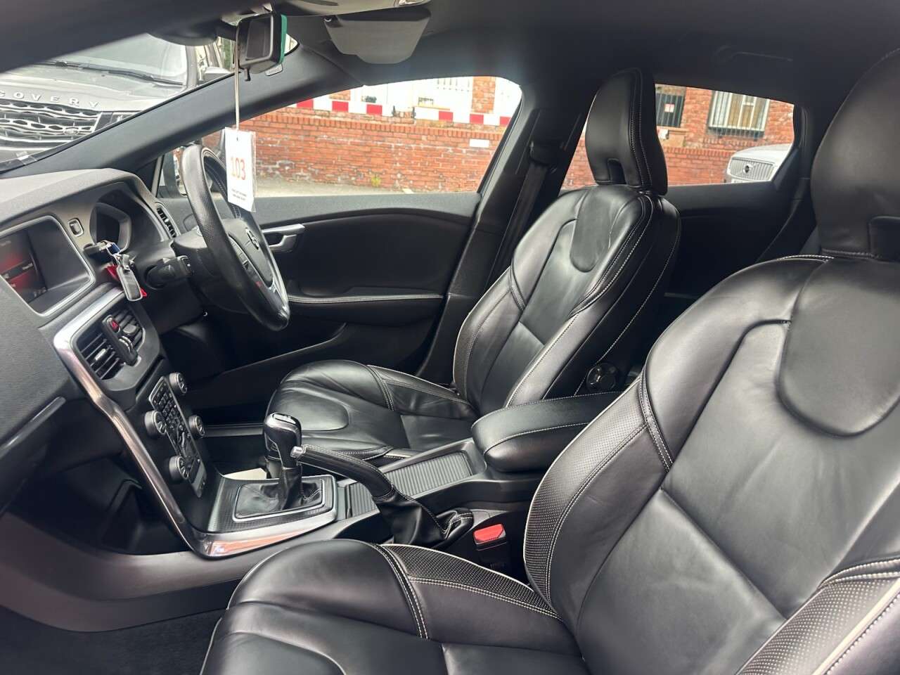 2017 VOLVO V40 2017 VOLVO V40