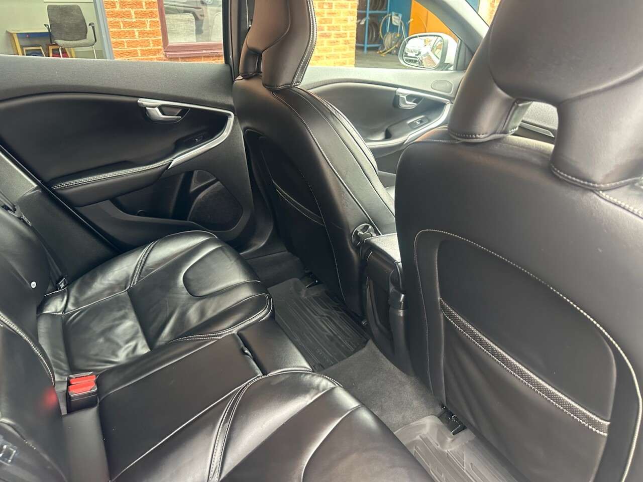 2017 VOLVO V40 2017 VOLVO V40