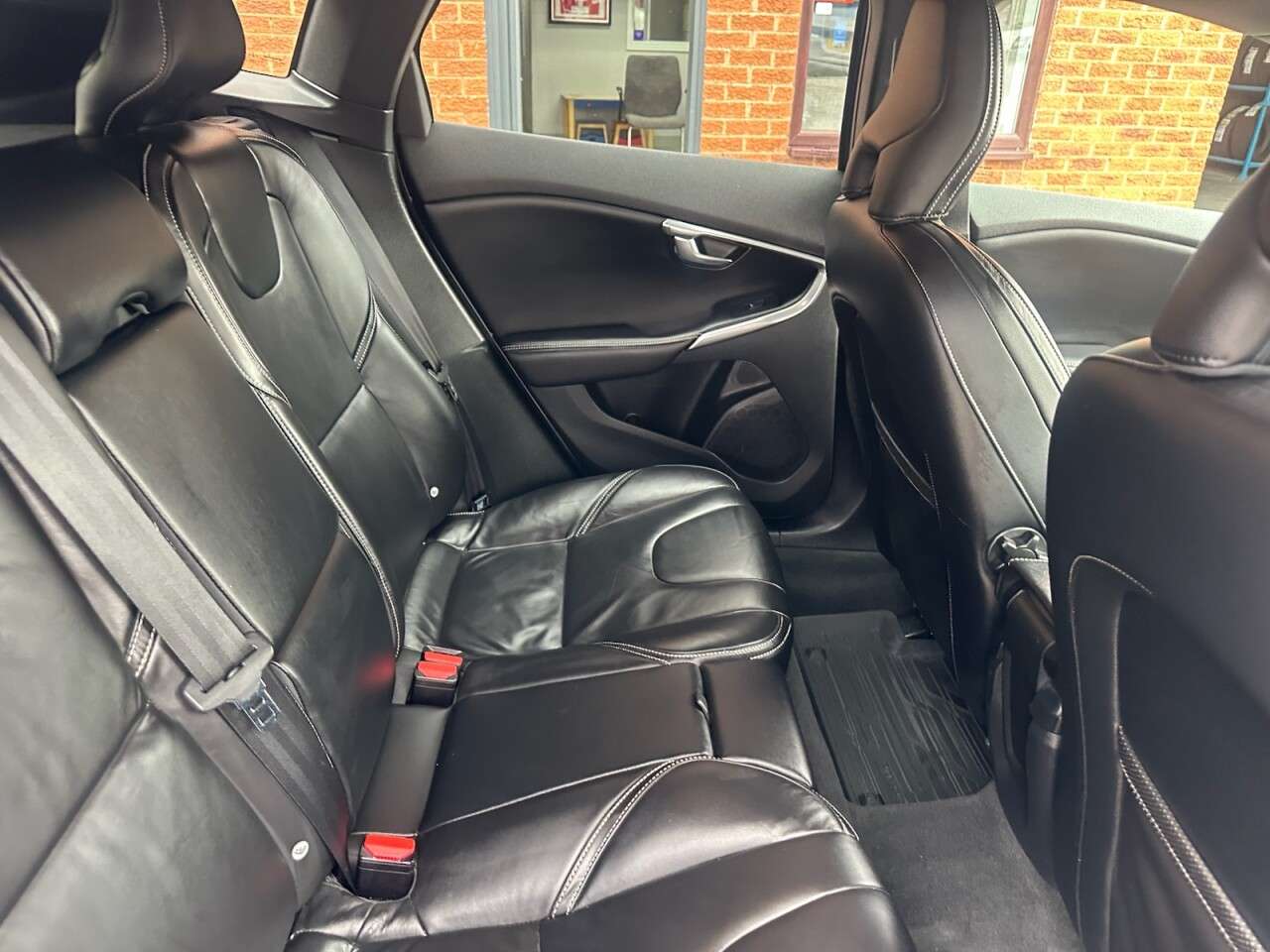 2017 VOLVO V40 2017 VOLVO V40