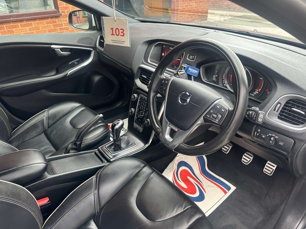 2017 VOLVO V40 2017 VOLVO V40