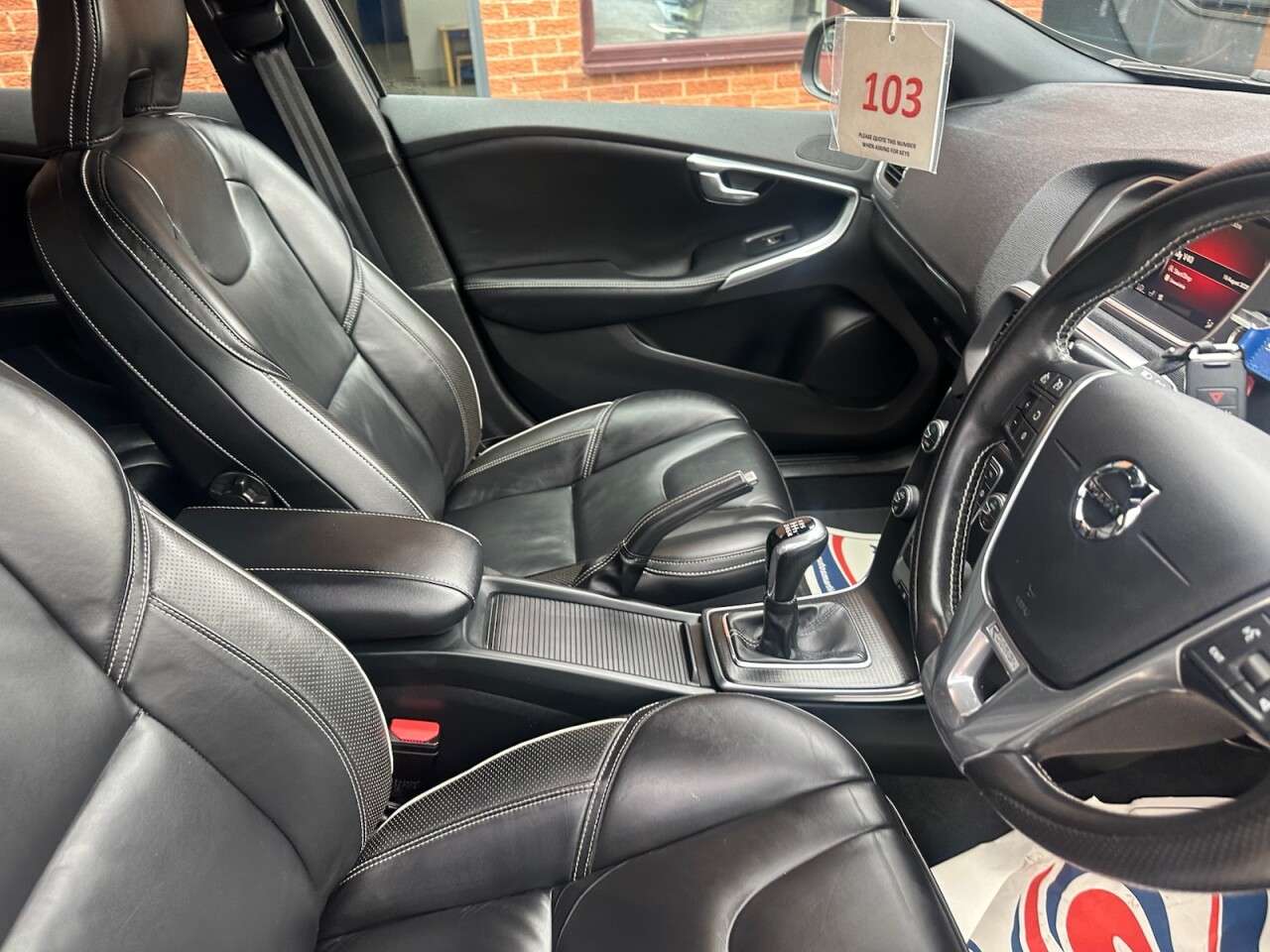 2017 VOLVO V40 2017 VOLVO V40