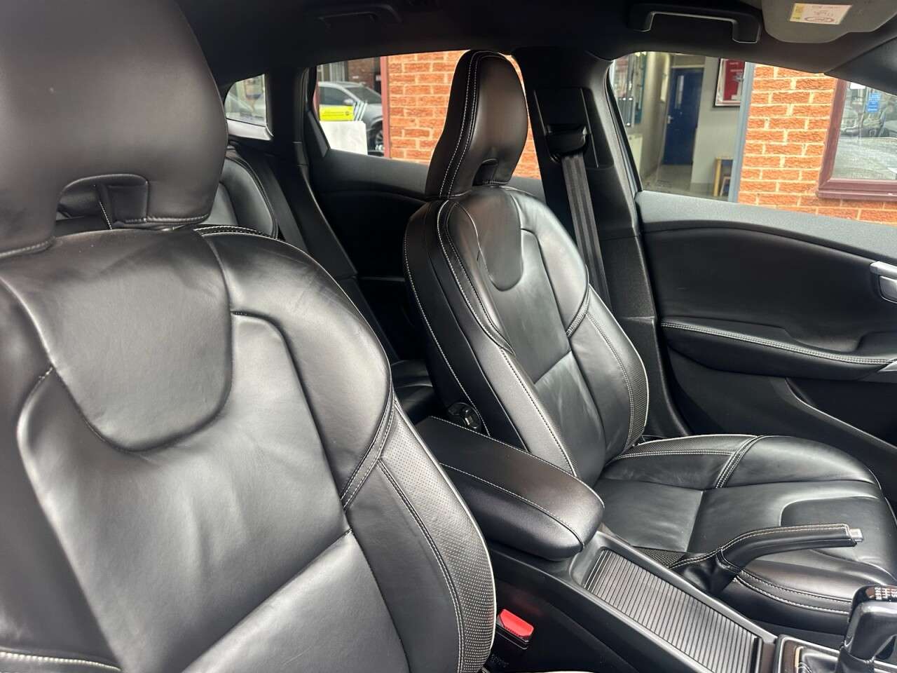 2017 VOLVO V40 2017 VOLVO V40