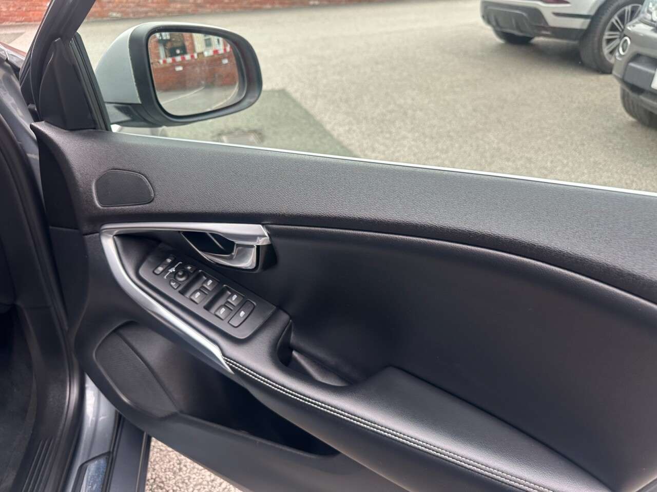 2017 VOLVO V40 2017 VOLVO V40