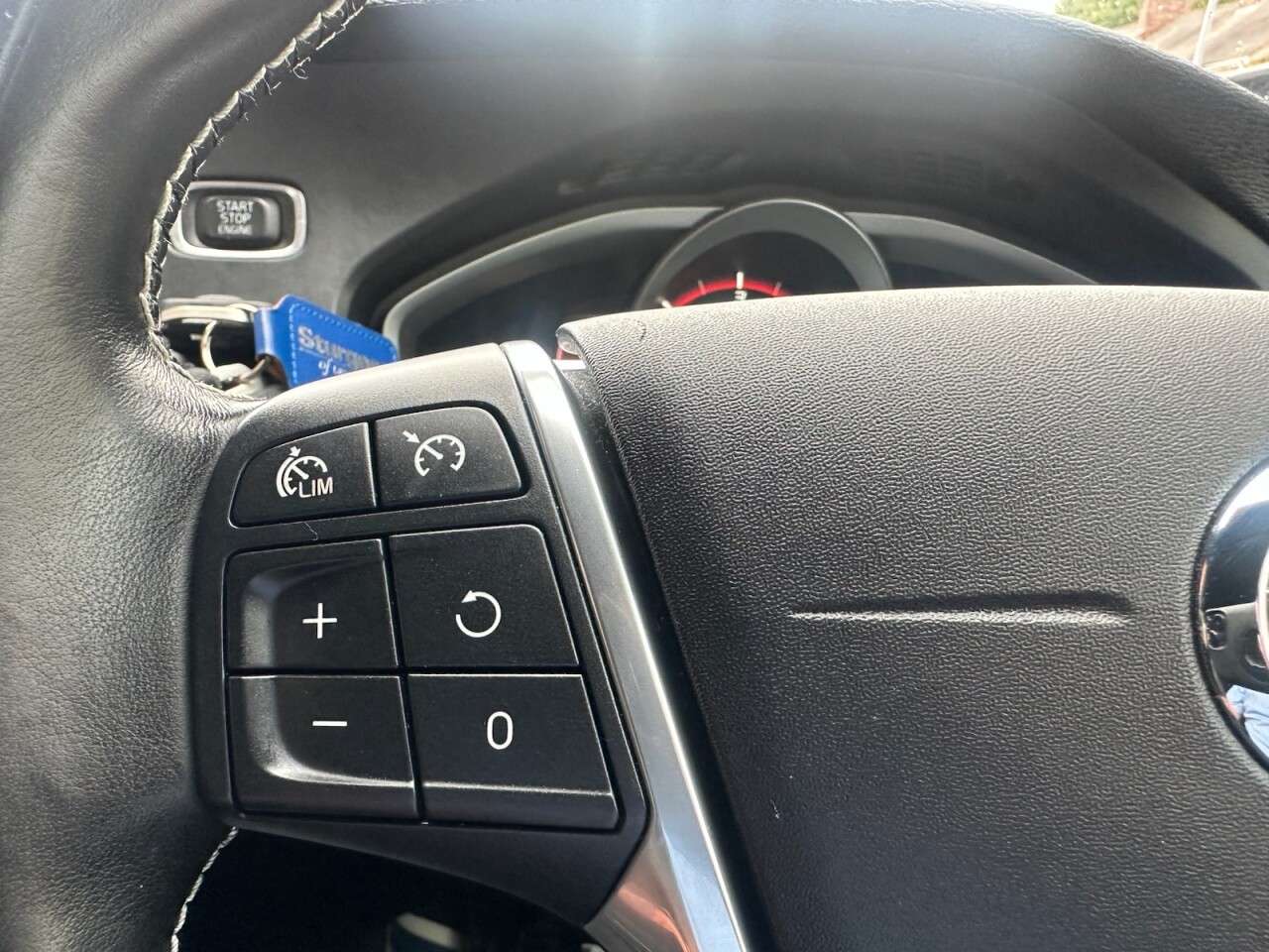 2017 VOLVO V40 2017 VOLVO V40