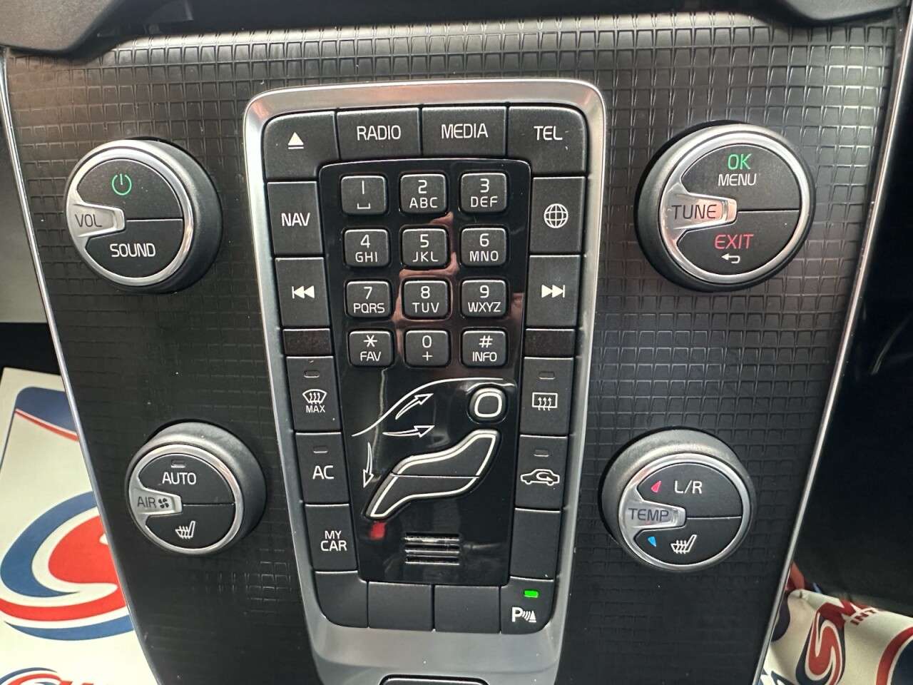 2017 VOLVO V40 2017 VOLVO V40