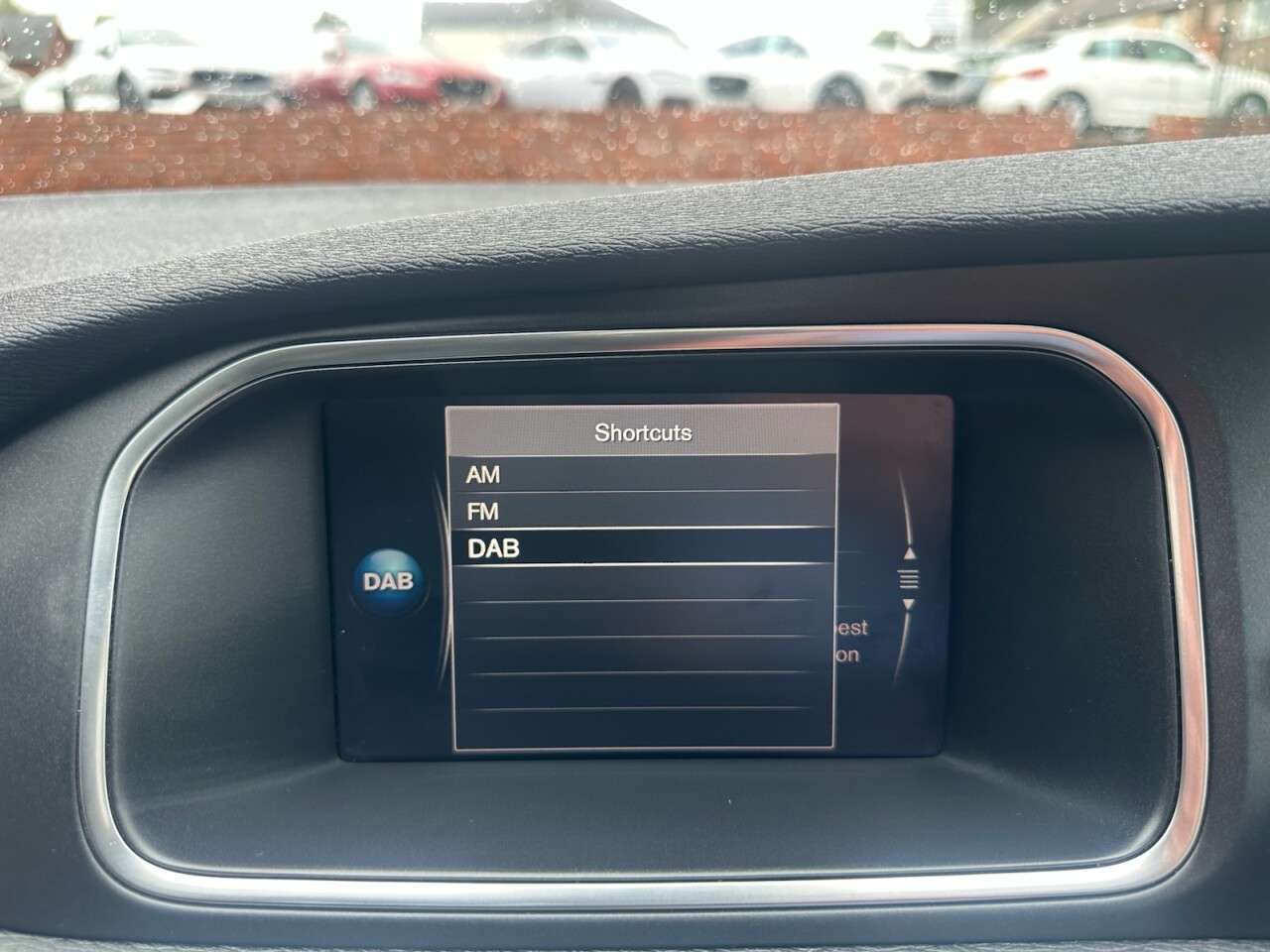 2017 VOLVO V40 2017 VOLVO V40