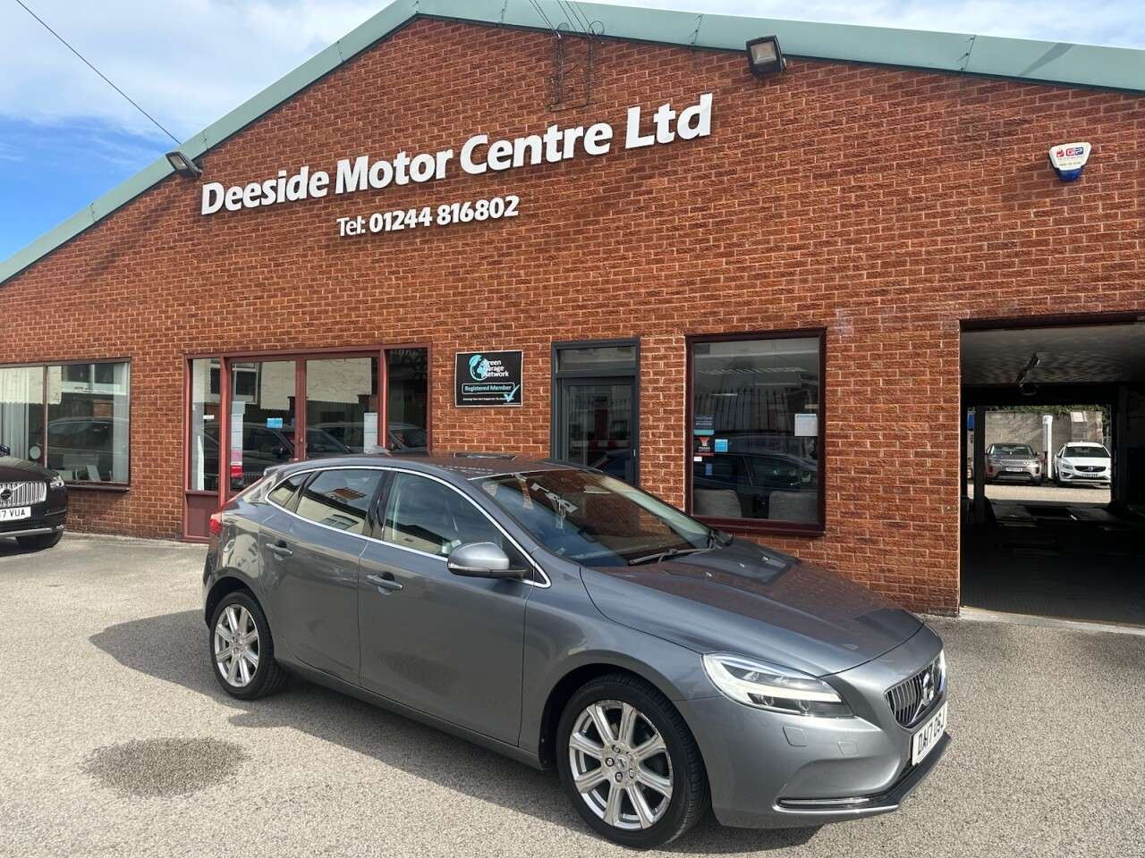 A 2017 VOLVO V40 2.0 D2 Inscription Hatchback 5dr Diesel Manual Euro 6 (s/s) (120 ps) A 2017 VOLVO V40 2.0 D2 Inscription Hatchback 5dr Diesel Manual Euro 6 (s/s) (120 ps)
