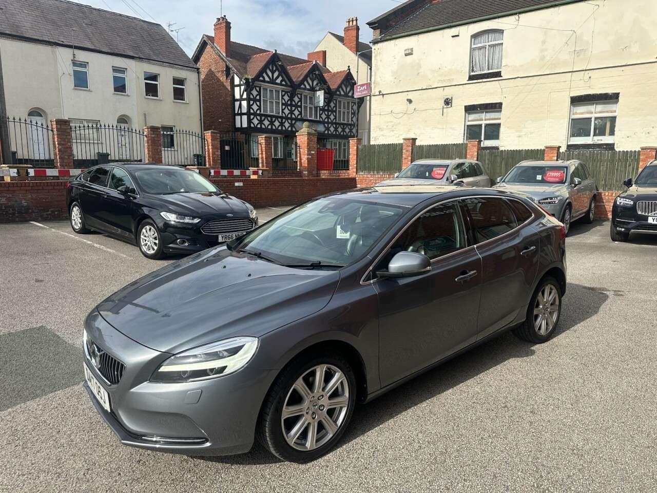 A 2017 VOLVO V40 2.0 D2 Inscription Hatchback 5dr Diesel Manual Euro 6 (s/s) (120 ps) A 2017 VOLVO V40 2.0 D2 Inscription Hatchback 5dr Diesel Manual Euro 6 (s/s) (120 ps)