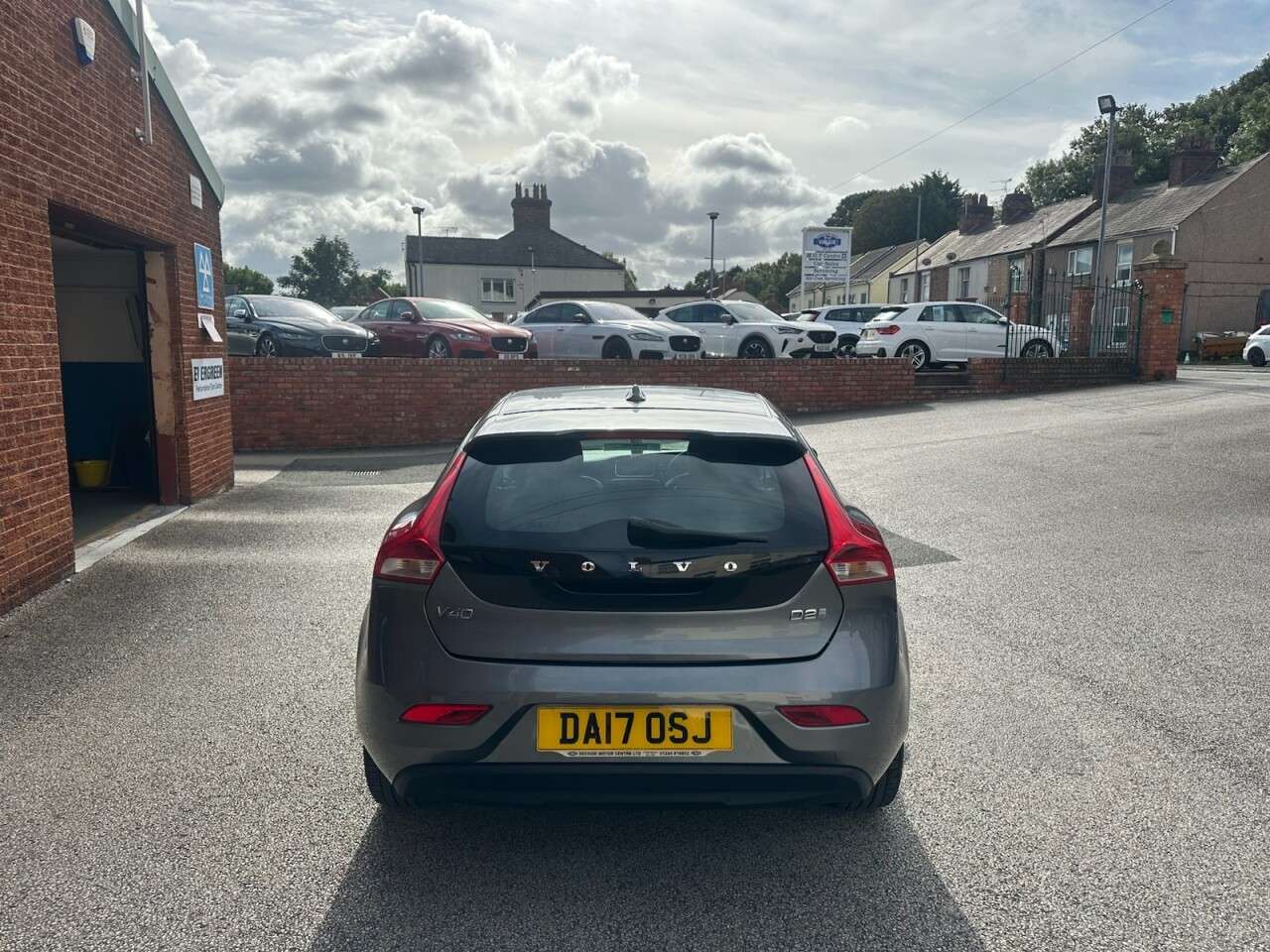 2017 VOLVO V40 2017 VOLVO V40