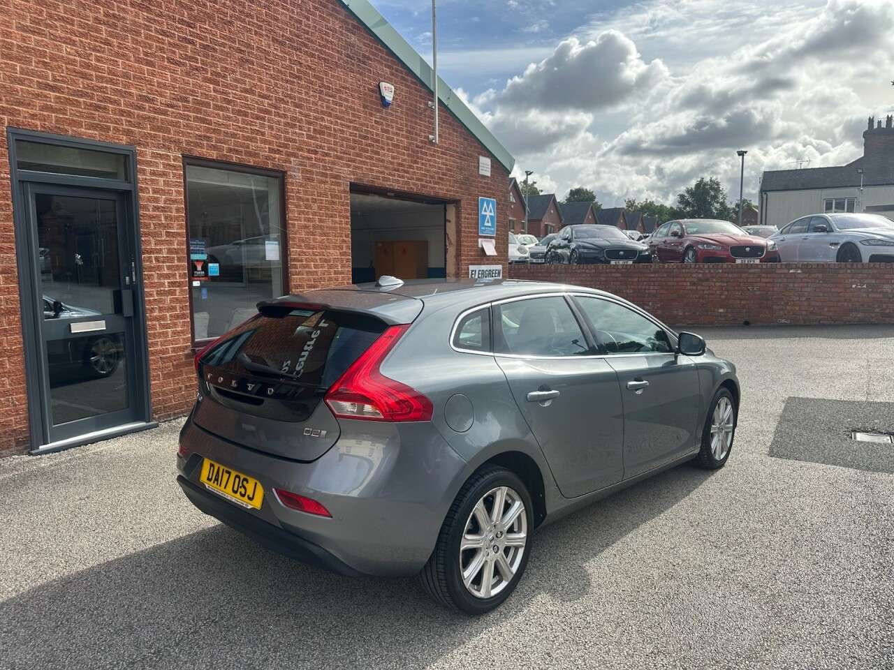 2017 VOLVO V40 2017 VOLVO V40