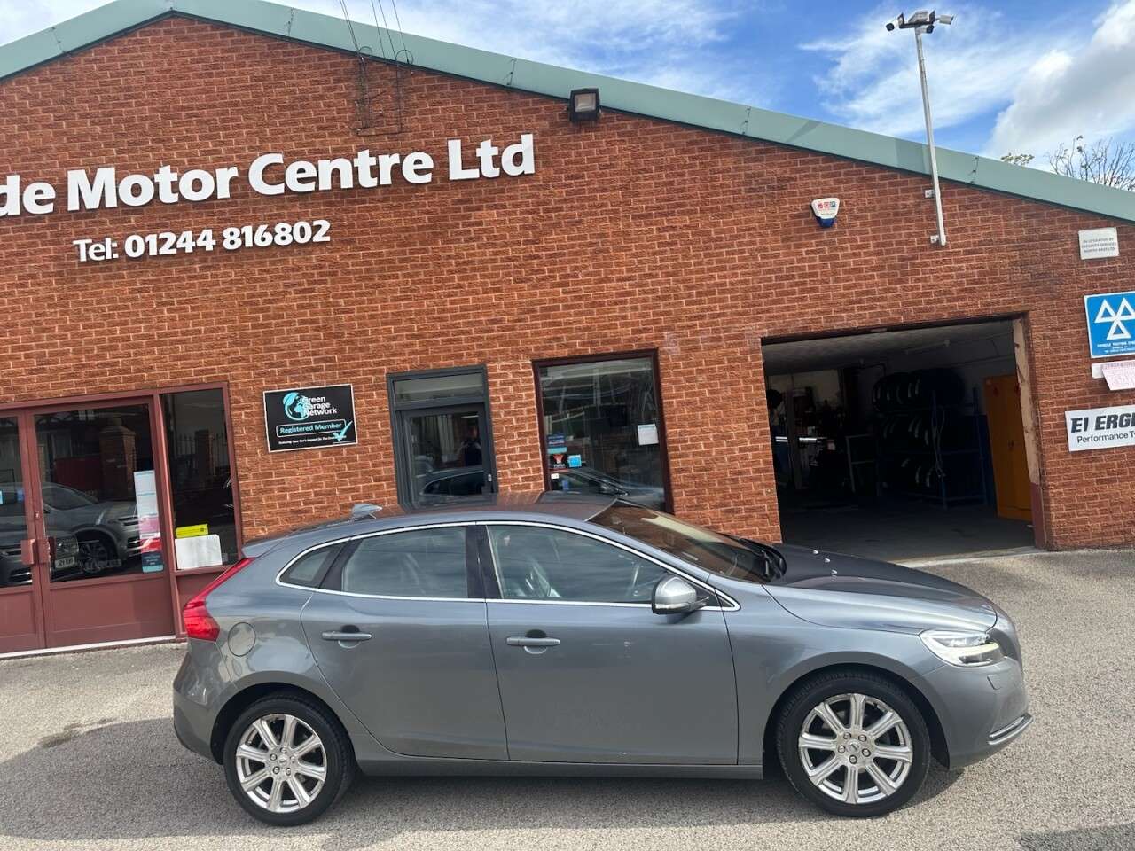 A 2017 VOLVO V40 2.0 D2 Inscription Hatchback 5dr Diesel Manual Euro 6 (s/s) (120 ps) A 2017 VOLVO V40 2.0 D2 Inscription Hatchback 5dr Diesel Manual Euro 6 (s/s) (120 ps)