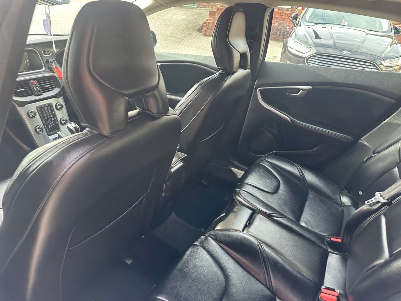 2017 VOLVO V40 2017 VOLVO V40