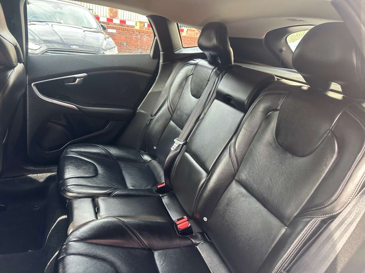2017 VOLVO V40 2017 VOLVO V40