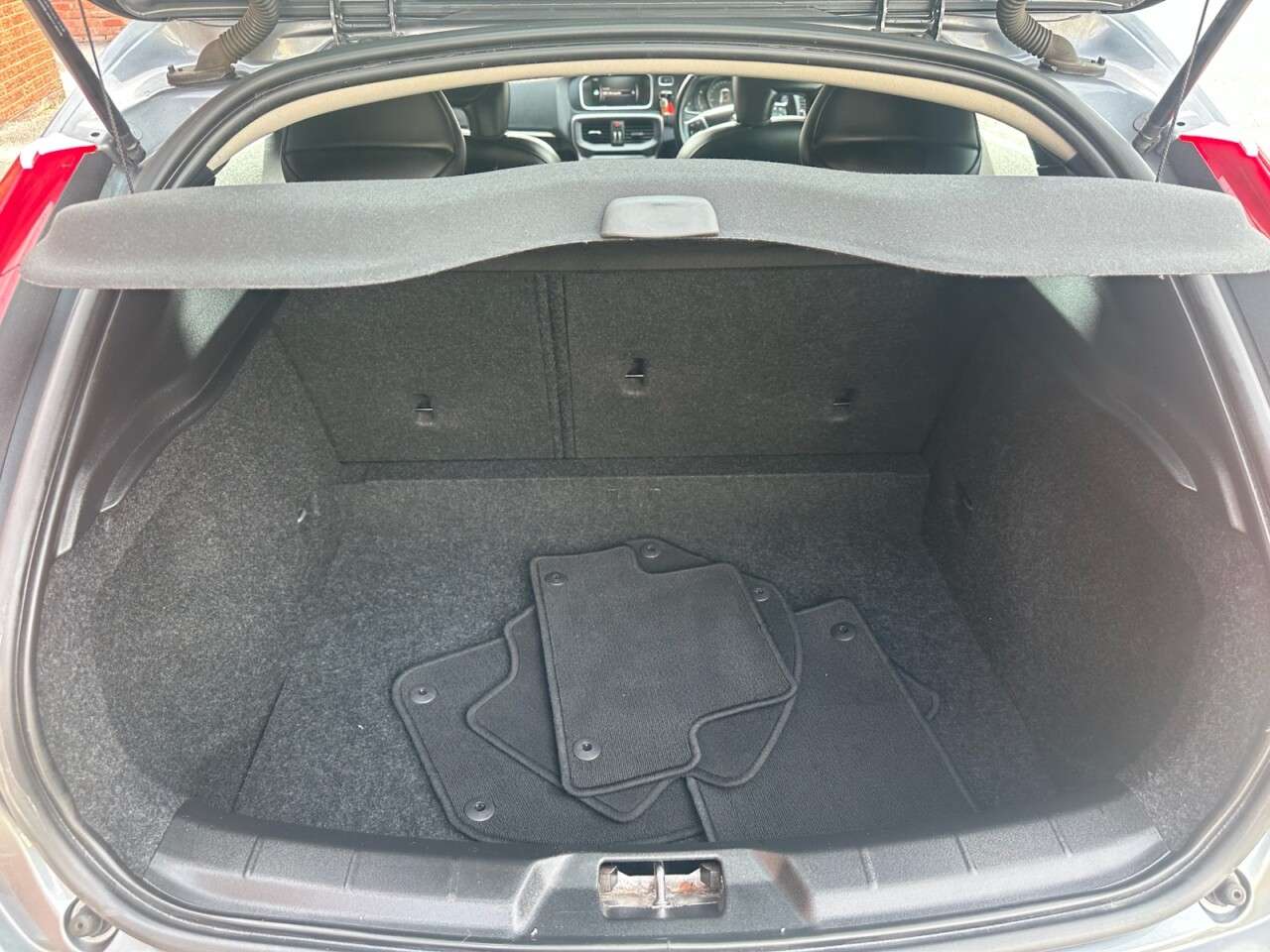 2017 VOLVO V40 2017 VOLVO V40