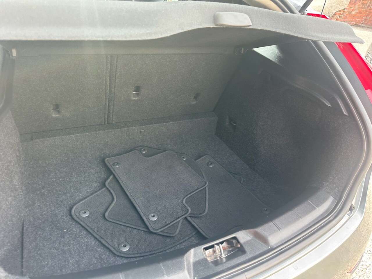 2017 VOLVO V40 2017 VOLVO V40