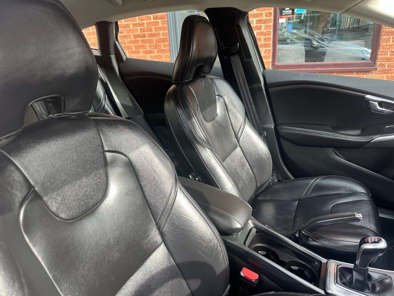 2017 VOLVO V40 2017 VOLVO V40