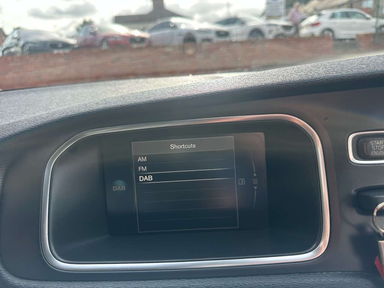 2017 VOLVO V40 2017 VOLVO V40