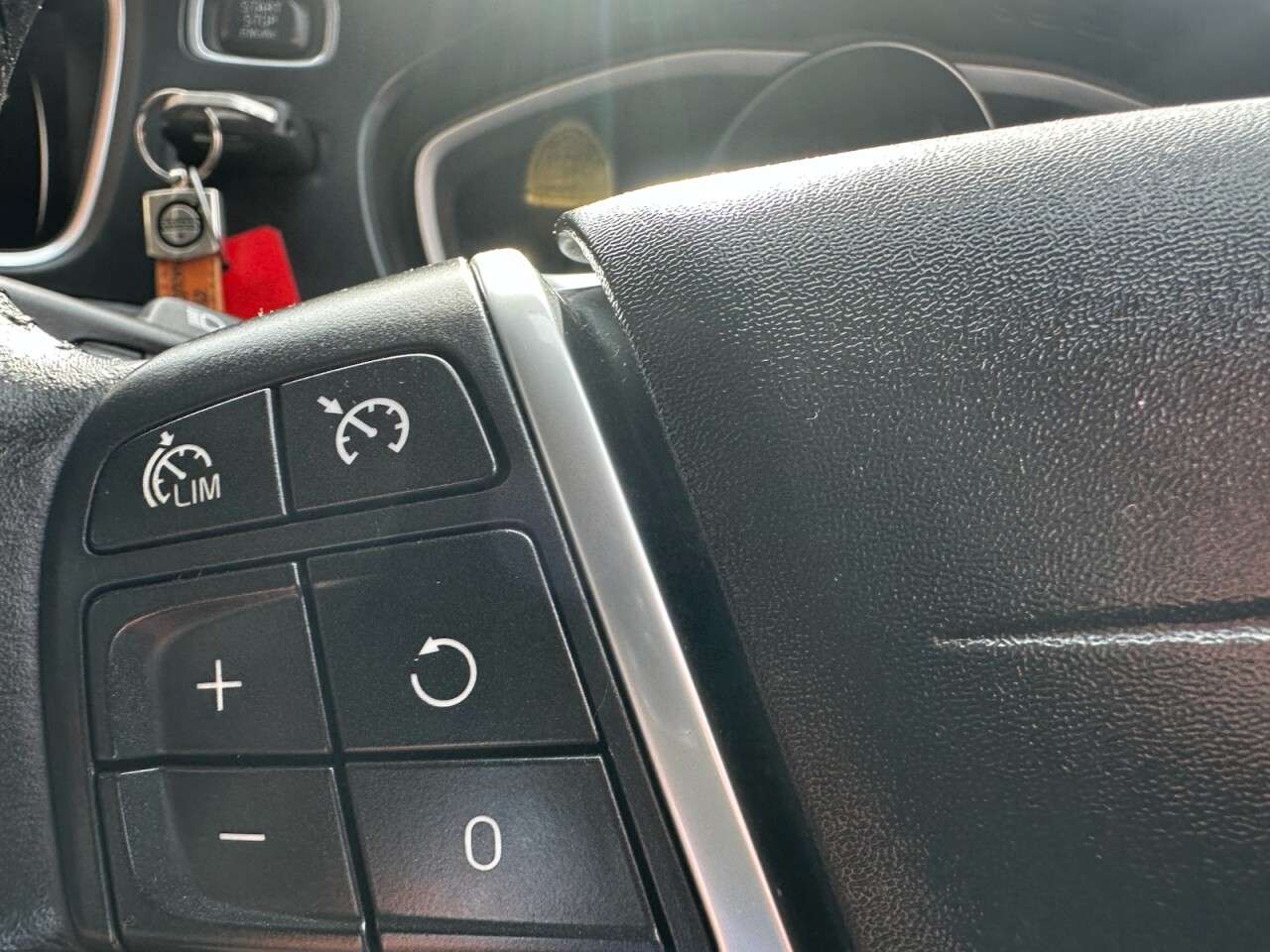 2017 VOLVO V40 2017 VOLVO V40