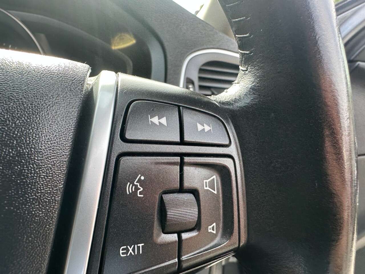 2017 VOLVO V40 2017 VOLVO V40