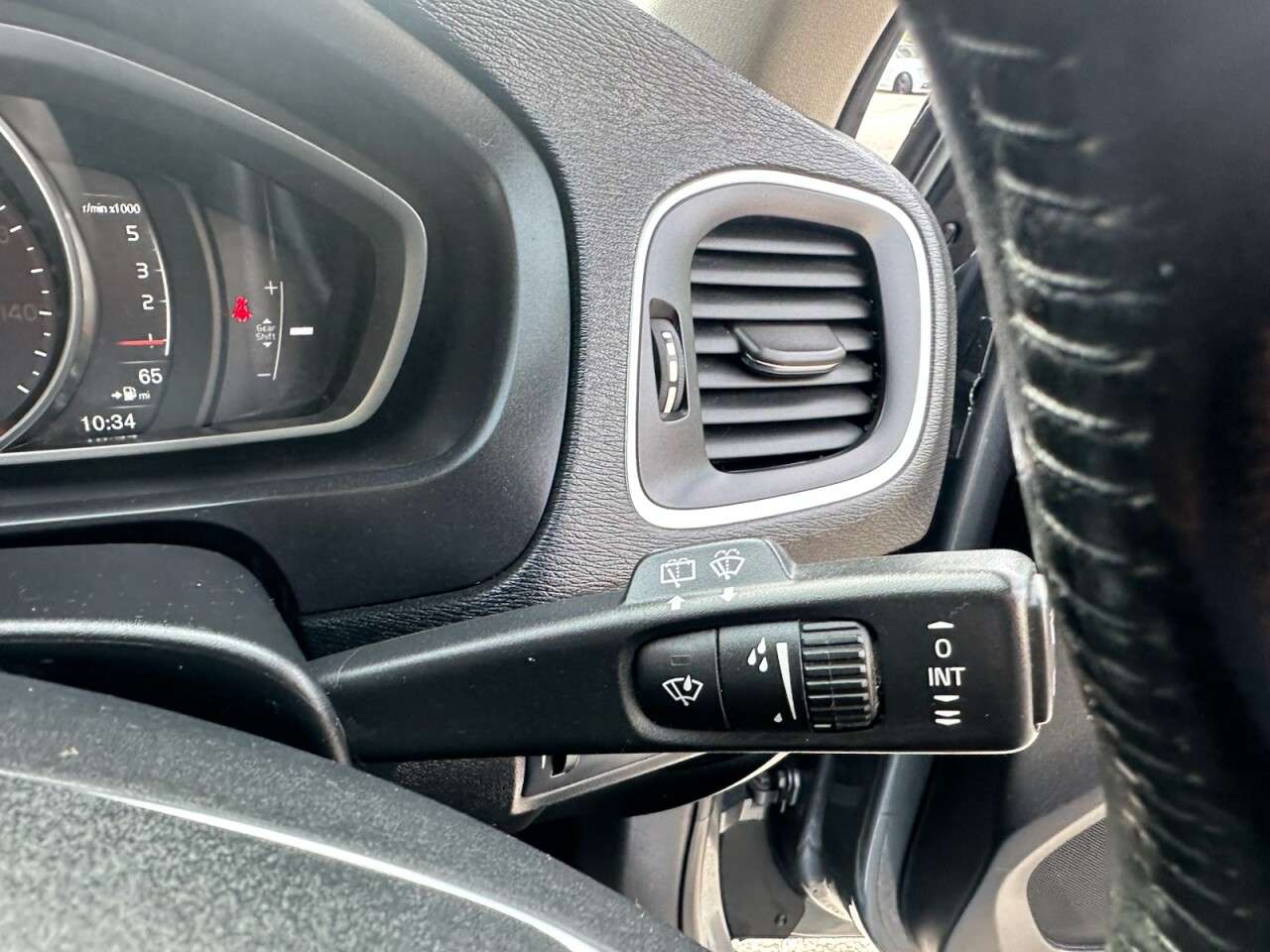 2017 VOLVO V40 2017 VOLVO V40
