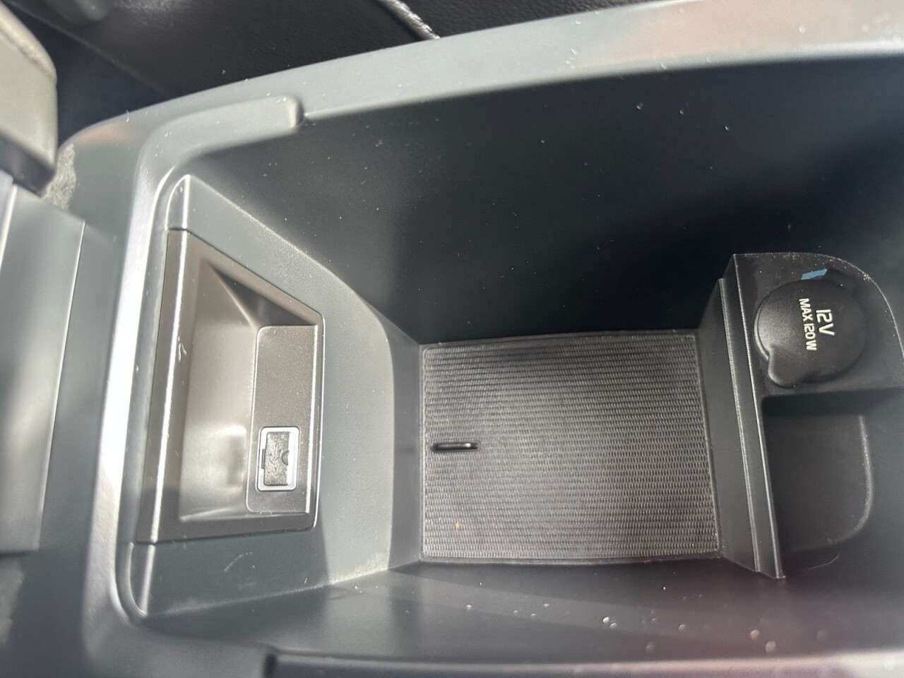 2017 VOLVO V40 2017 VOLVO V40