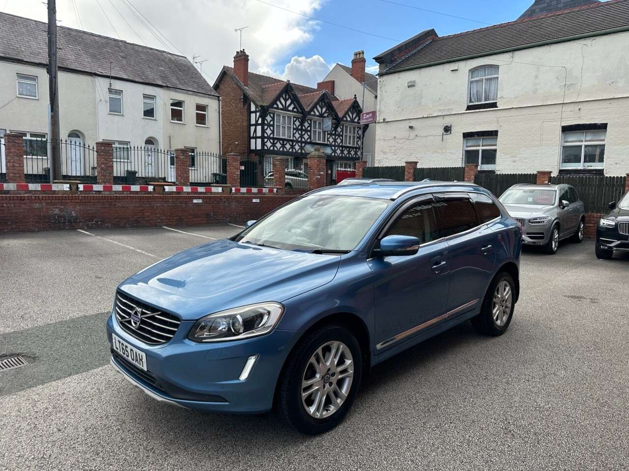 A 2015 VOLVO XC60 2.4 D5 SE Lux Nav SUV 5dr Diesel Auto AWD Euro 6 (s/s) (220 ps) Front and r A 2015 VOLVO XC60 2.4 D5 SE Lux Nav SUV 5dr Diesel Auto AWD Euro 6 (s/s) (220 ps) Front and r
