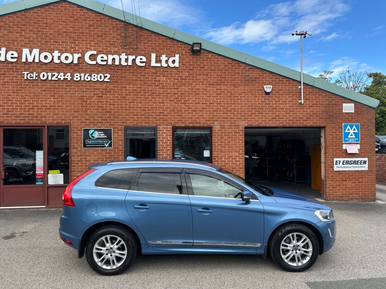 A 2015 VOLVO XC60 2.4 D5 SE Lux Nav SUV 5dr Diesel Auto AWD Euro 6 (s/s) (220 ps) Front and r A 2015 VOLVO XC60 2.4 D5 SE Lux Nav SUV 5dr Diesel Auto AWD Euro 6 (s/s) (220 ps) Front and r