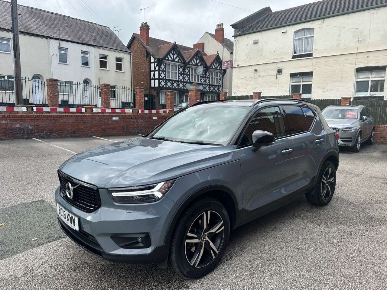 A 2019 VOLVO XC40 2.0 D3 R-Design SUV 5dr Diesel Auto Euro 6 (s/s) (150 ps) A 2019 VOLVO XC40 2.0 D3 R-Design SUV 5dr Diesel Auto Euro 6 (s/s) (150 ps)