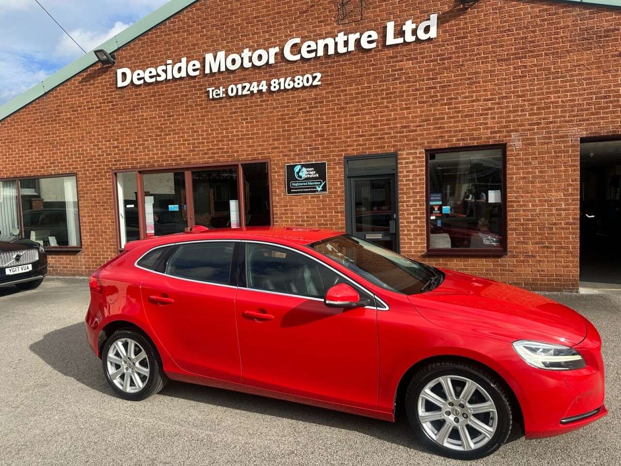 A 2016 VOLVO V40 2.0 D2 Inscription Hatchback 5dr Diesel Manual Euro 6 (s/s) (120 ps) Front A 2016 VOLVO V40 2.0 D2 Inscription Hatchback 5dr Diesel Manual Euro 6 (s/s) (120 ps) Front