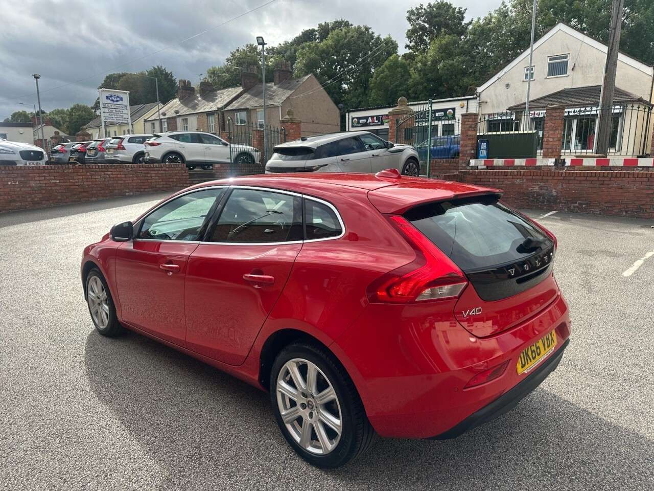 A 2016 VOLVO V40 2.0 D2 Inscription Hatchback 5dr Diesel Manual Euro 6 (s/s) (120 ps) Front A 2016 VOLVO V40 2.0 D2 Inscription Hatchback 5dr Diesel Manual Euro 6 (s/s) (120 ps) Front
