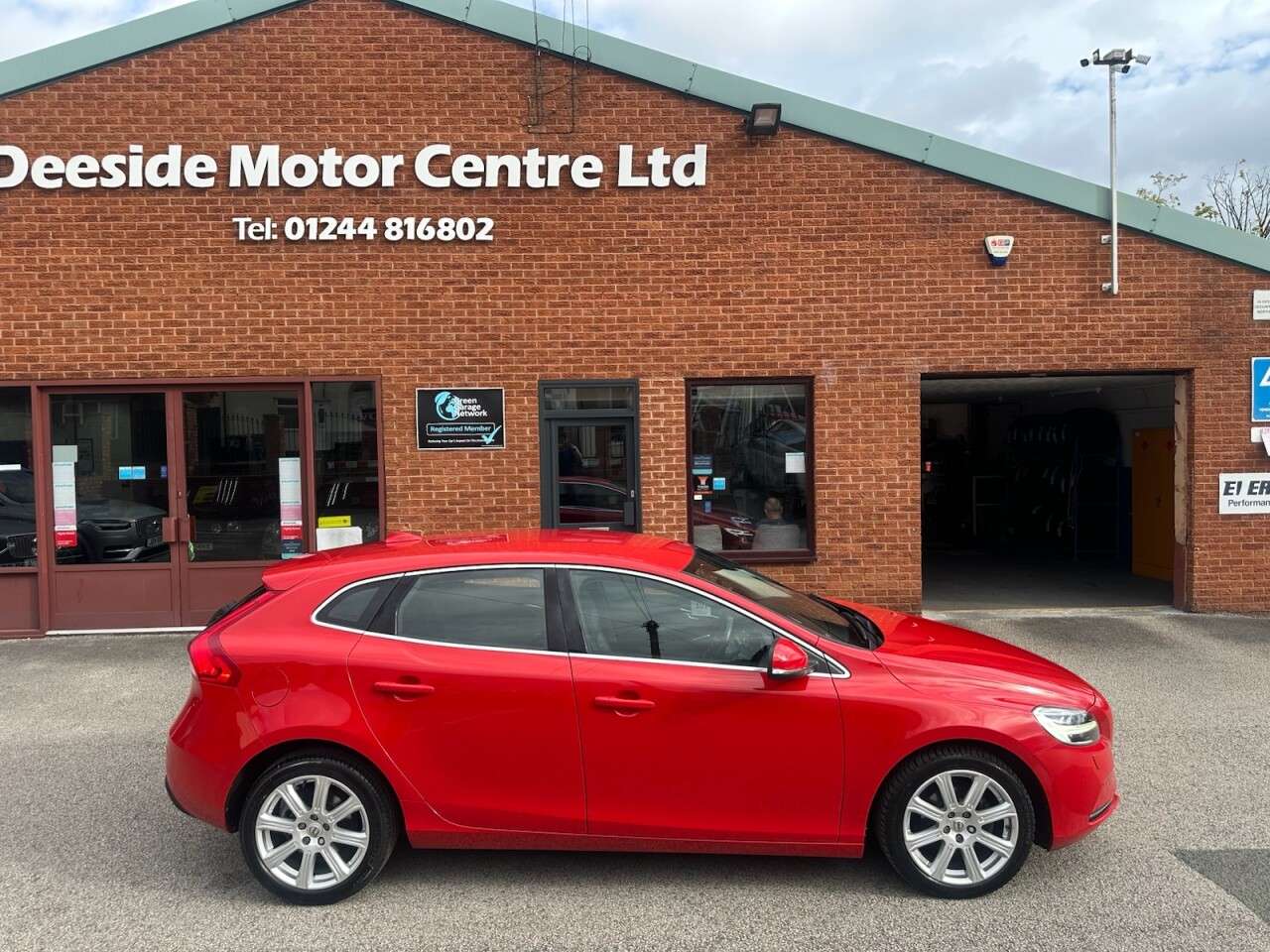 A 2016 VOLVO V40 2.0 D2 Inscription Hatchback 5dr Diesel Manual Euro 6 (s/s) (120 ps) Front A 2016 VOLVO V40 2.0 D2 Inscription Hatchback 5dr Diesel Manual Euro 6 (s/s) (120 ps) Front