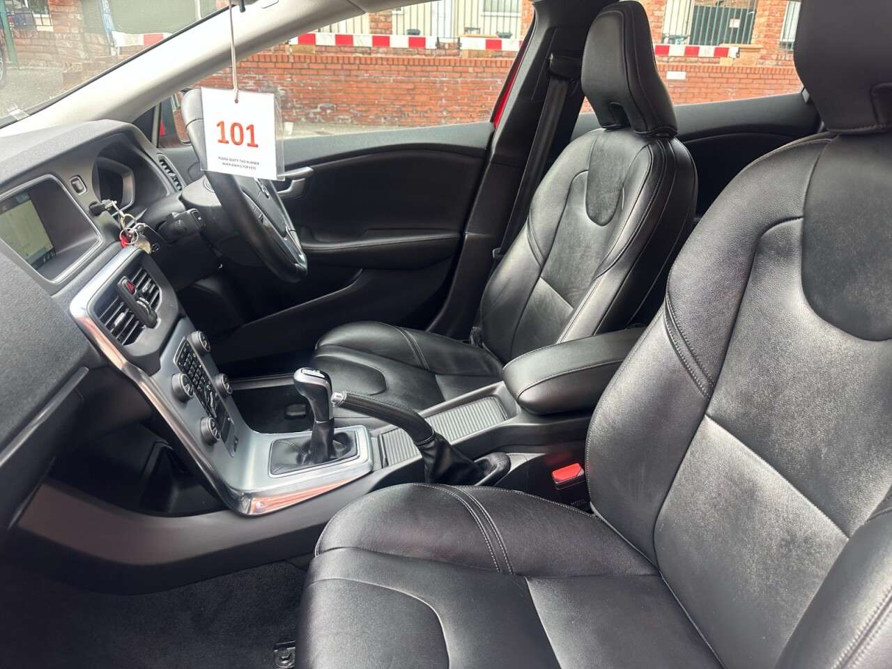 2016 VOLVO V40 2016 VOLVO V40